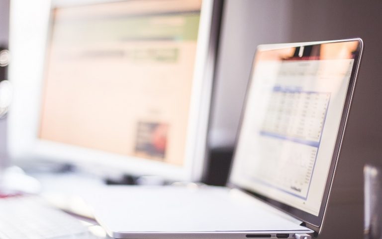 マックブックとデスクトップ